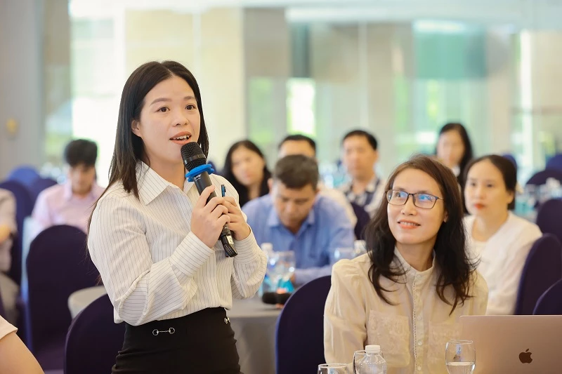 Các doanh nghiệp thảo luận.