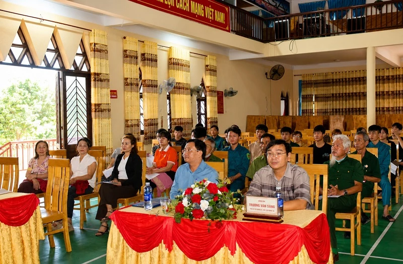 Ông Trương Văn Sáng - Chủ tịch UBND xã Đam Rông 2 cùng các đại biểu tham dự tập huấn. Ông Trương Văn Sáng - Chủ tịch UBND xã Đam Rông 2 cùng các đại biểu tham dự tập huấn.