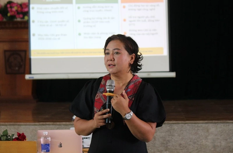 Bà Nguyễn Thị Thu Hiền – Phó Chủ tịch Hiệp hội Doanh nghiệp tỉnh Lâm Đồng, chia sẻ tại buổi tập huấn.  