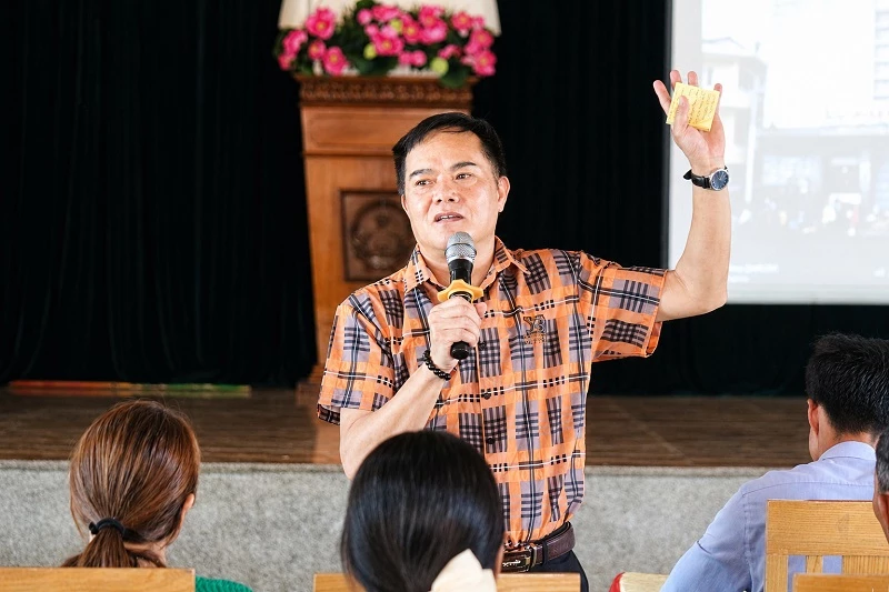 Nhà báo Minh Lân chia sẻ về bảo tồn giá trị văn hóa truyền thống trong xây dựng nông thôn mới. Nhà báo Minh Lân chia sẻ về bảo tồn giá trị văn hóa truyền thống trong xây dựng nông thôn mới.