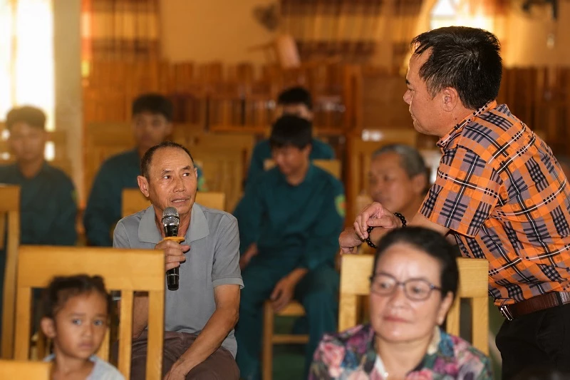 Người dân Đam Rông 2 trao đổi thông tin với báo cáo viên. Người dân Đam Rông 2 trao đổi thông tin với báo cáo viên.