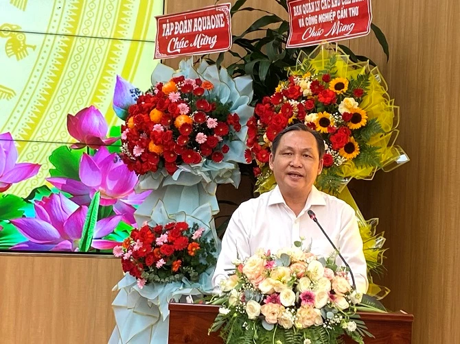 Ảnh 1- Phó Chủ tịch Thường trực UBND TP Cần Thơ Lê Công Lý phát biểu chỉ đạo tại lễ công bố quyết định đầu tư. Ảnh 1- Phó Chủ tịch Thường trực UBND TP Cần Thơ Lê Công Lý phát biểu chỉ đạo tại lễ công bố quyết định đầu tư.