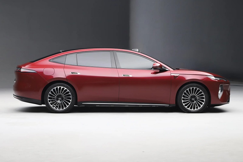 Xe sedan dài hơn 5,1 mét, công suất 694 mã lực, giá gần 1 tỷ đồng