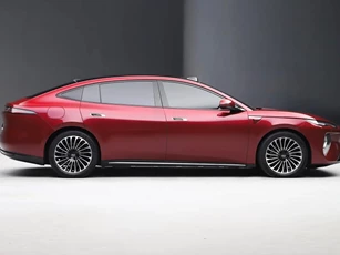 Xe sedan dài hơn 5,1 mét, công suất 694 mã lực, giá gần 1 tỷ đồng