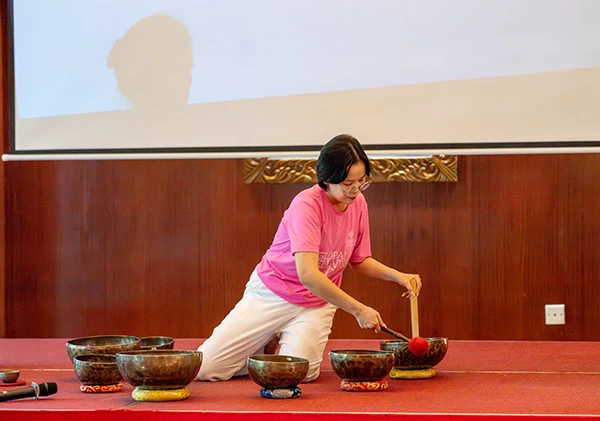 Thực hành trị liệu bằng âm thanh.
