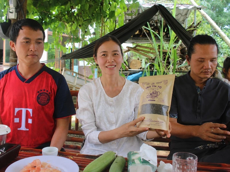 Nguyễn Thị Xiêm tự hào với sản phẩm trà tía tô OCOP của Làng chữa lành.