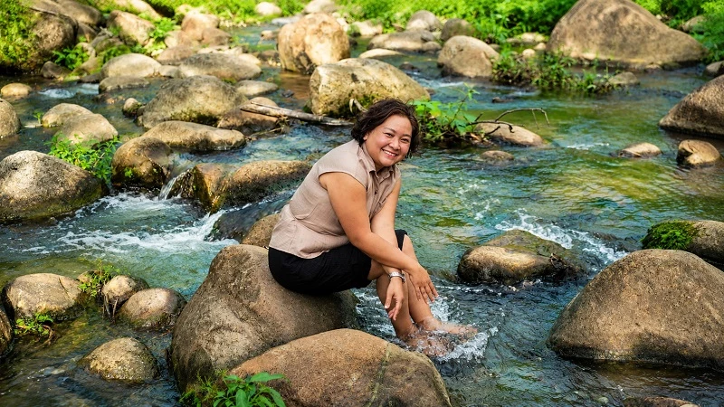 Du khách thích thú trải nghiệm suối nước mát tại Làng chữa lành.