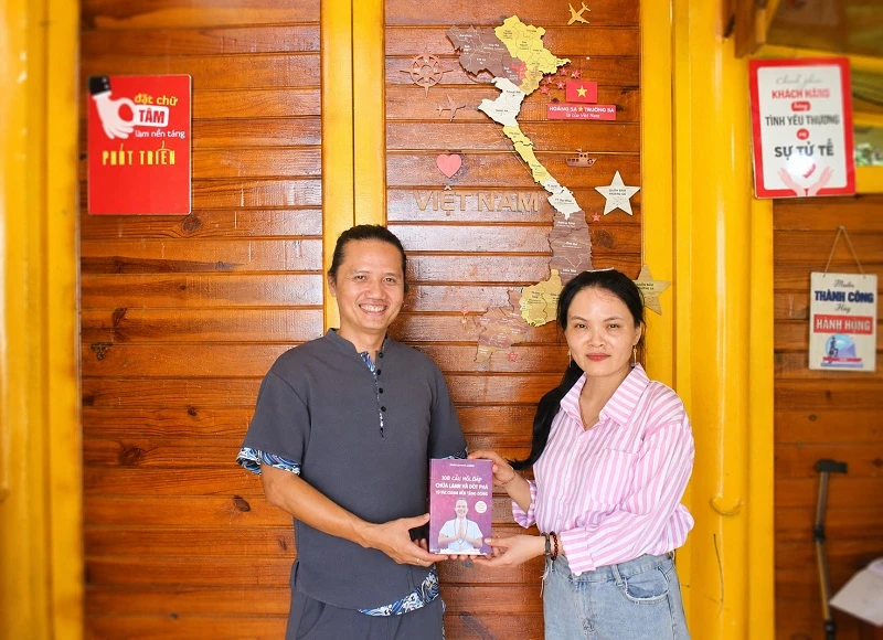 "Trang chủ" Trần Hoàng Minh của Làng chữa lành tặng sách cho phóng viên.
