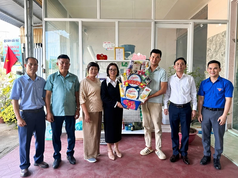 Lãnh đạo xã Đam Rông 2 thăm hỏi, động viên cơ sở cà phê HUSA. Lãnh đạo xã Đam Rông 2 thăm hỏi, động viên cơ sở cà phê HUSA.