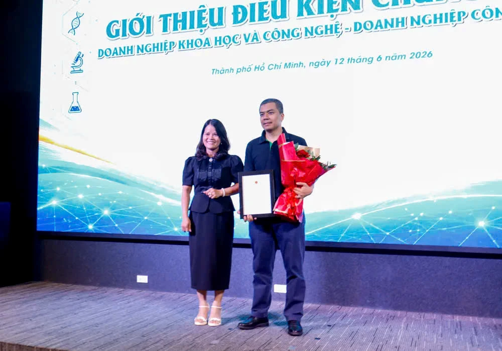 Phó Giám đốc Sở KH-CN TP Hồ Chí Minh Nguyễn Hoàng Bảo Trân trao giấy chứng nhận doanh nghiệp KHCN cho đại diện công ty GreenNode. Phó Giám đốc Sở KH-CN TP Hồ Chí Minh Nguyễn Hoàng Bảo Trân trao giấy chứng nhận doanh nghiệp KHCN cho đại diện công ty GreenNode.