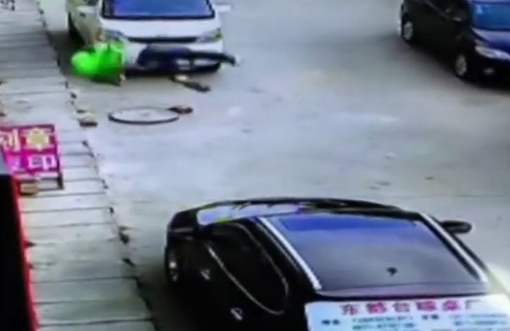 Bé trai 3 tuổi rơi từ ban công tầng 2, va trúng ô tô rồi tự đứng dậy chạy