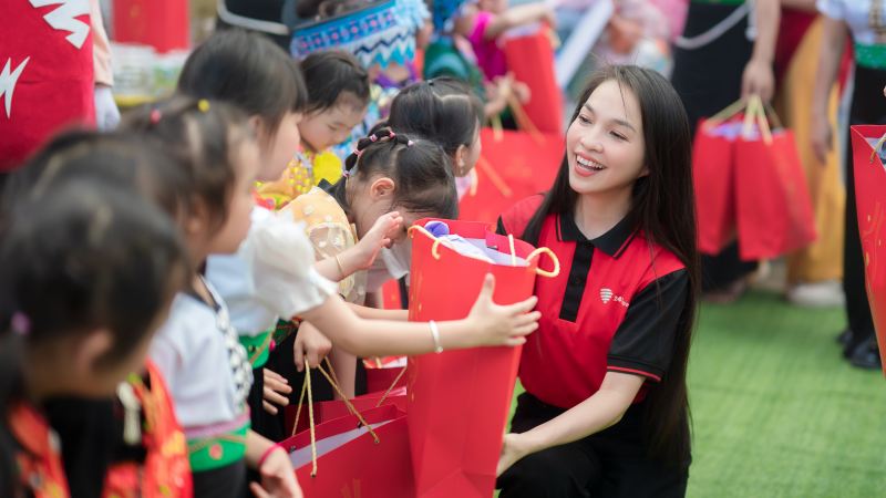 Hiền Thục khoe nhan sắc ‘không tuổi’ khi lần đầu đến Tây Bắc