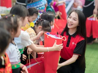 Hiền Thục khoe nhan sắc ‘không tuổi’ khi lần đầu đến Tây Bắc