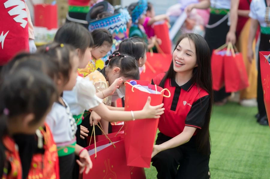 Ca sĩ Hiền Thục trao quà cho các em nhỏ.