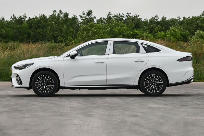 Xe sedan hạng D động cơ hybrid, tiêu thụ 3,83 lít xăng/100 km, giá hơn 340 triệu đồng