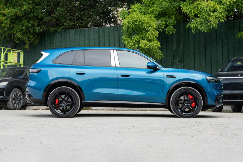 SUV dài hơn 4,9 mét, công suất 309 mã lực được trang bị tối tân, giá gần 900 triệu đồng