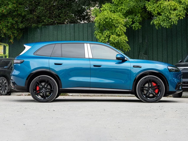 SUV dài hơn 4,9 mét, công suất 309 mã lực được trang bị tối tân, giá gần 900 triệu đồng
