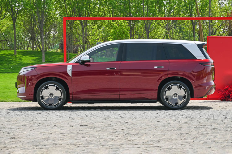 SUV dài gần 5,3 mét, công suất 795 mã lực, giá hơn 930 triệu đồng