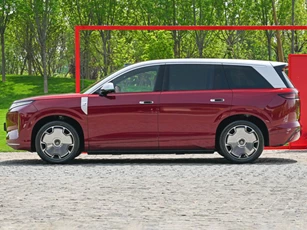 SUV dài gần 5,3 mét, công suất 795 mã lực, giá hơn 930 triệu đồng