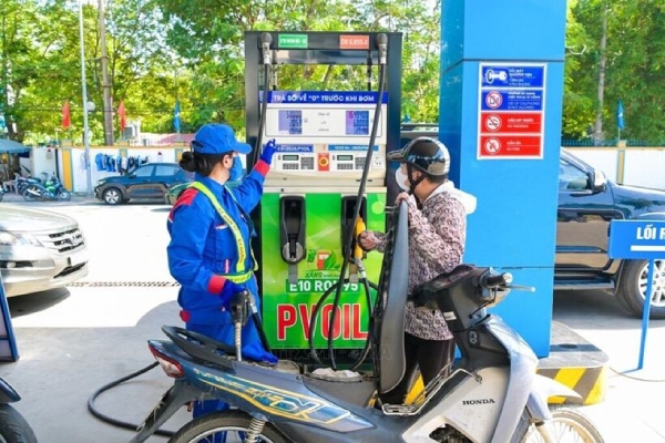 Giá xăng E10 xuống dưới 21.000 đồng/lít