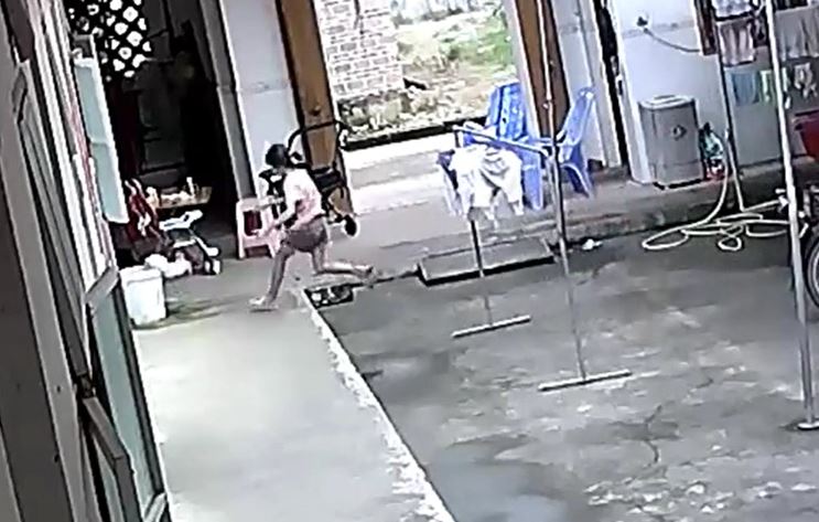 Bé gái 8 tuổi phản ứng kịp thời, cứu em trai 10 tháng tuổi khỏi nguy cơ đuối nước