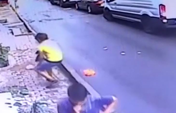 Thanh niên lao tới dùng tay không đón bé gái 2 tuổi rơi từ tầng 2