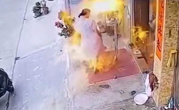 Đổ cồn nướng mực, cô gái khiến ngọn lửa bùng dữ dội làm 2 người bị thương