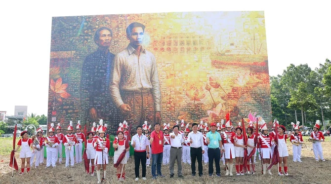 tác phẩm tranh nghệ thuật gh&eacute;p hình bằng hoa sen có quy mô lớn nhất Việt Nam.