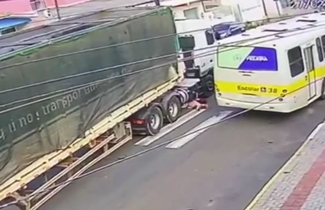 Bị xe tải cuốn vào gầm, người phụ nữ khiến tất cả sửng sốt khi tự bò ra ngoài