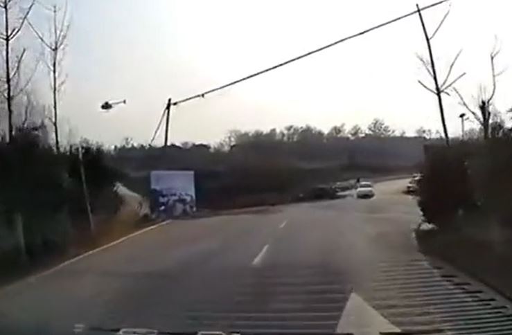 Trực thăng gặp nạn khi hạ cánh, phi công và học sinh 12 tuổi bị thương