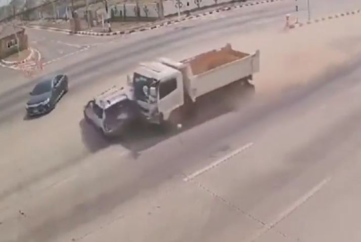 Ngủ gật, tài xế xe tải gây tai nạn kinh hoàng, kéo lê ô tô chở học sinh 50m