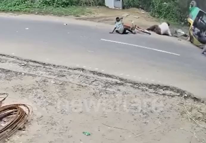 Quay đầu thiếu quan sát, người đi xe đạp khiến xe ba bánh lật nhào giữa đường
