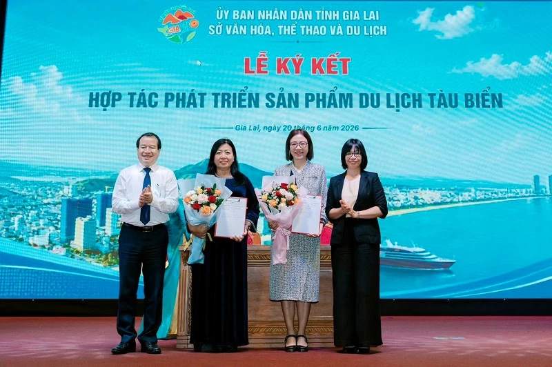 Ông Hà Văn Siêu - Phó Cục trưởng Cục Du lịch Quốc gia Việt Nam và bà Nguyễn Thị Thanh Lịch - Phó Chủ tịch UBND tỉnh Gia Lai chúc mừng sự hợp tác giữa Hiệp hội Du lịch Gia Lai ký và Saigontourist Group trong phát triển sản phẩm du lịch tàu biển.