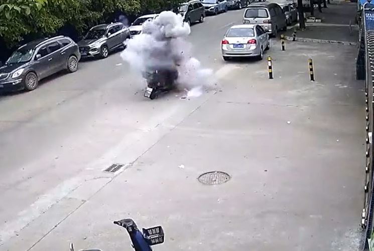 Pháo bất ngờ phát nổ giữa đường, người đàn ông hoảng loạn bỏ xe tháo chạy
