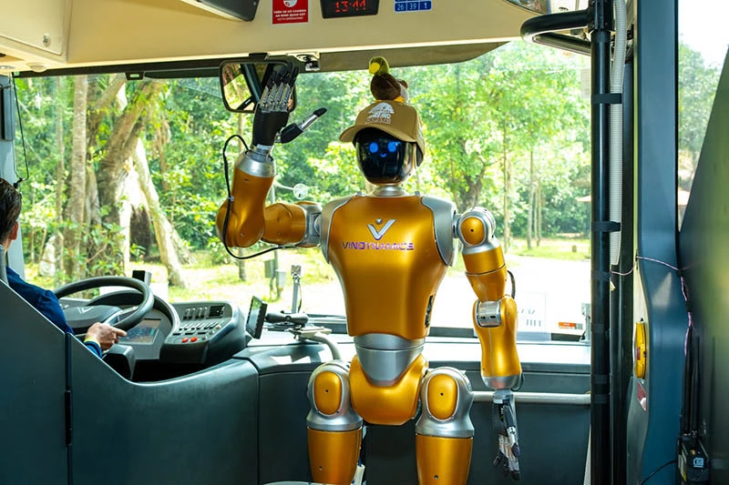 Robot hình người Dyno đang trực tiếp thuyết minh một cách hóm hỉnh về các loài động vật. Robot hình người Dyno đang trực tiếp thuyết minh một cách hóm hỉnh về các loài động vật.