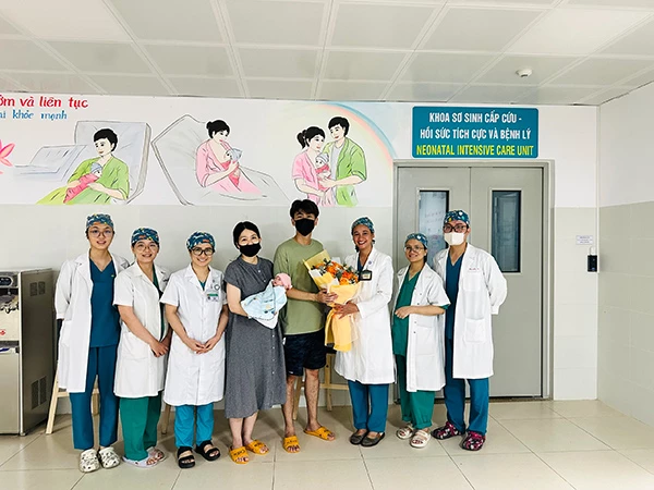 Tập thể khoa Sơ sinh - Cấp cứu - Hồi sức tích cực và bệnh lý - Bệnh viện Phụ sản - Nhi Đà Nẵng chia vui cùng vợ chồng anh Chen.