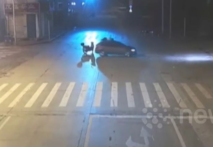 Xe máy đâm ô tô, người đàn ông văng lên nóc