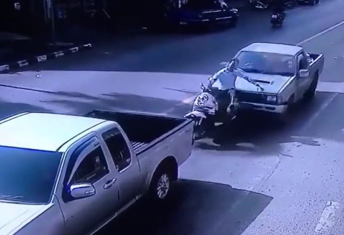 Đang chờ đèn đỏ, người đàn ông bị xe bán tải tông từ phía sau, mắc kẹt giữa hai ô tô