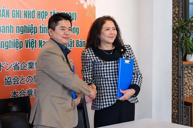 Bà Tống Thị Kim Giao - Chủ tịch Hiệp hội Doanh nghiệp Việt Nam tại Nhật Bản và ông Nguyễn Phục Quốc - Phó Chủ tịch Hiệp hội Doanh nghiệp tỉnh Lâm Đồng, thực hiện nghi thức ký kết biên bản ghi nhớ hợp tác.