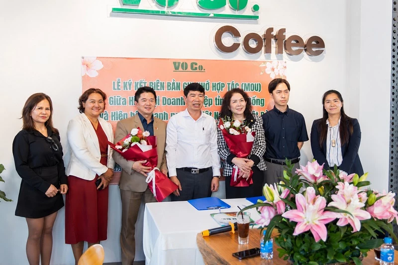 Ông Bùi Quốc Huân – Chủ tịch UBND xã Lạc Dương (thứ 4 từ trái sang) tặng hoa chúc mừng sự hợp tác của hai hiệp hội.
