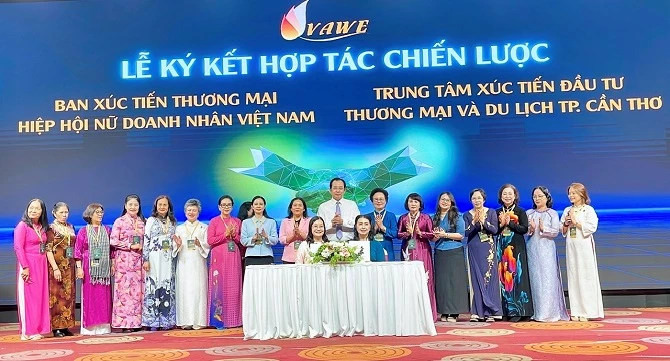 Ảnh 2- Ký kết hợp tác giữa Ban Xúc tiến thương mại (VAWE) và Trung tâm xúc tiến đầu tư thương mại và du lịch TP Cần Thơ.