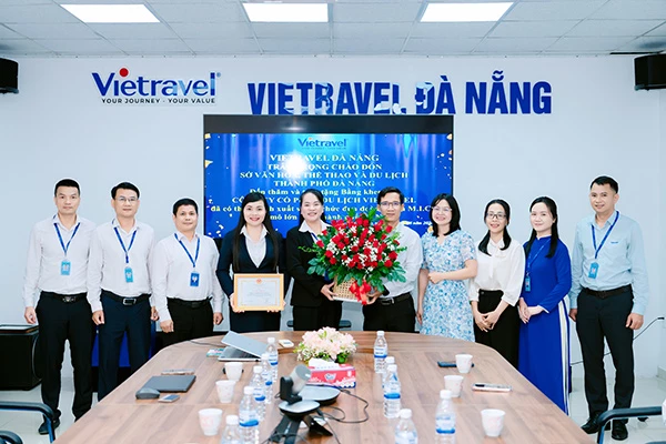 Trao Giấy khen của Giám đốc Sở VH-TT&DL Đà Nẵng cho Vietravel.
