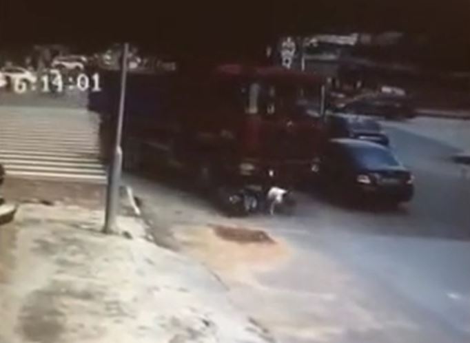 Bị xe tải cuốn vào gầm khi đang ôm cua, người phụ nữ bước ra nguyên vẹn