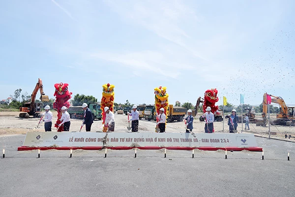 Thực hiện nghi thức khởi công giai đoạn II, III và IV dự án Royal An Nam Living.