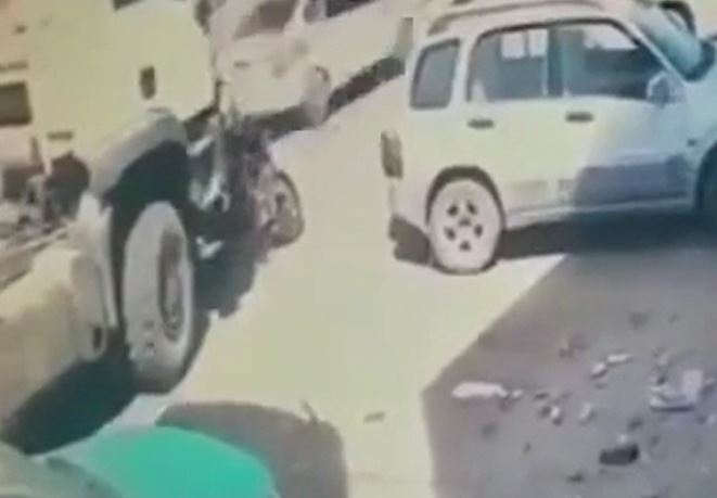 Dừng ngay trước xe đầu kéo, 2 thanh niên bị cuốn vào gầm rồi tự đứng dậy 