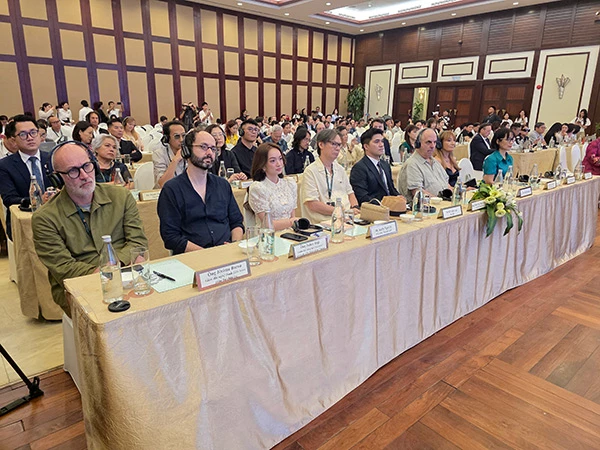 Các đại biểu trong và ngoài nước tham dự buổi họp báo.