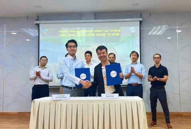Đại diện Công ty Cổ phần Gozo và Công ty Cổ phần Apetechs trao biên bản ghi nhớ hợp tác kết nối, triển khai giải pháp mua hàng xanh cho doanh nghiệp nhỏ và vừa. Ảnh: SIHUB