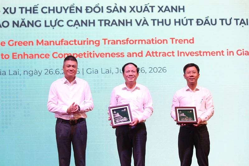 Ông Vũ Duy Đông - Giám đốc Công ty cổ phần CNG Việt Nam tặng quà lưu niệm cho ông Phạm Anh Tuấn - Chủ tịch UBND tỉnh Gia Lai và ông ông Nguyễn Văn Lăng – Thành viên HĐQT, Tổng Giám đốc Công ty CP Becamex Bình Định 