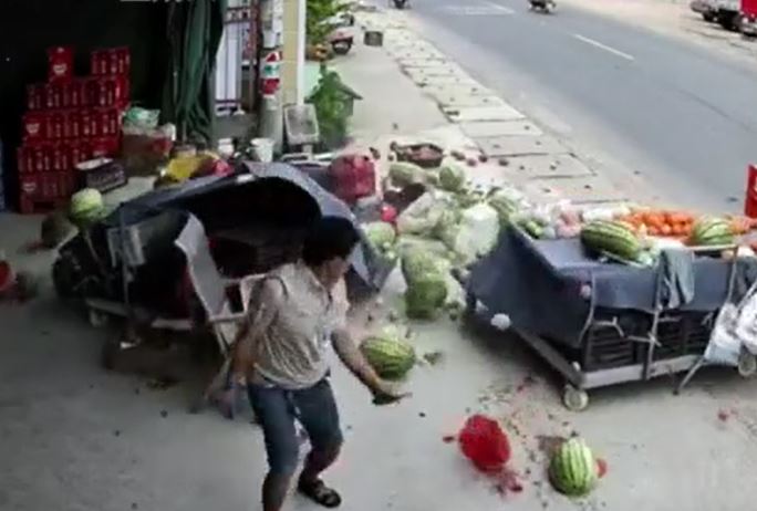 Xe máy lao thẳng vào quầy trái cây, người bán bật dậy thoát nạn