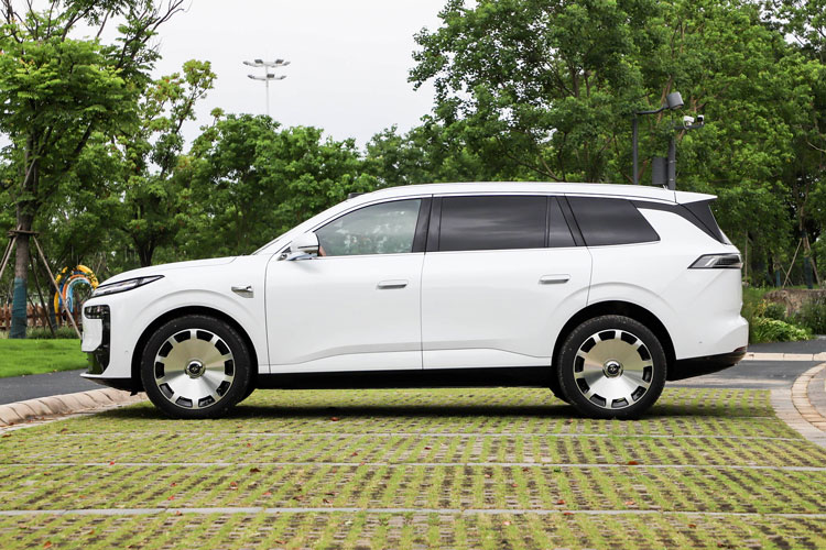 SUV dài hơn 5 mét, công suất 313 mã lực, trang bị tiên tiến, giá hơn 770 triệu đồng